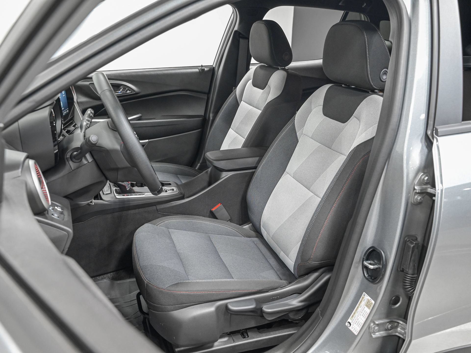 Used 2025 Chevrolet Trax RS FWD image 14