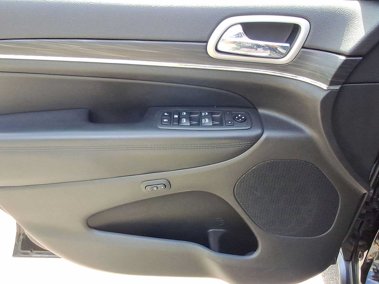 Used 2020 Jeep Grand Cherokee Limited AWD/4WD image 16