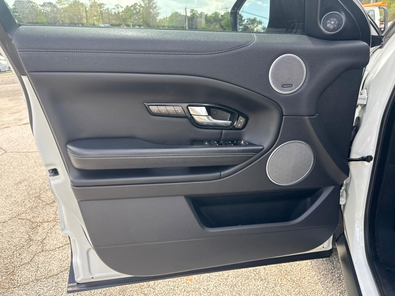 Used 2017 Land Rover Range Rover Evoque SE image 10