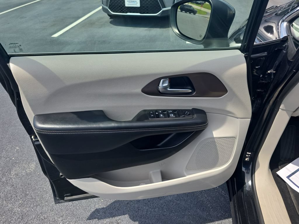 Used 2023 Chrysler Voyager LX FWD image 12