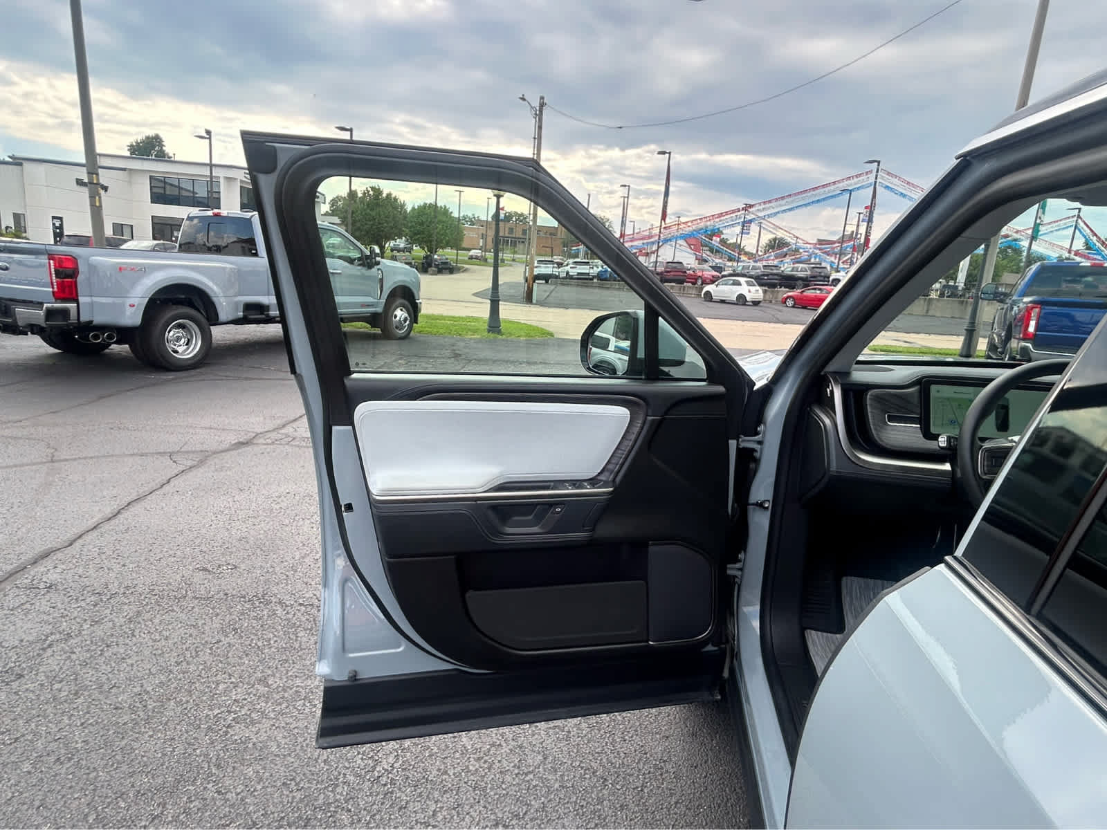 Used 2026 Rivian R1S Adventure AWD/4WD image 37