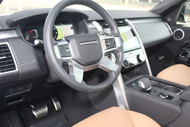 Used 2025 Land Rover Discovery Dynamic SE image 15