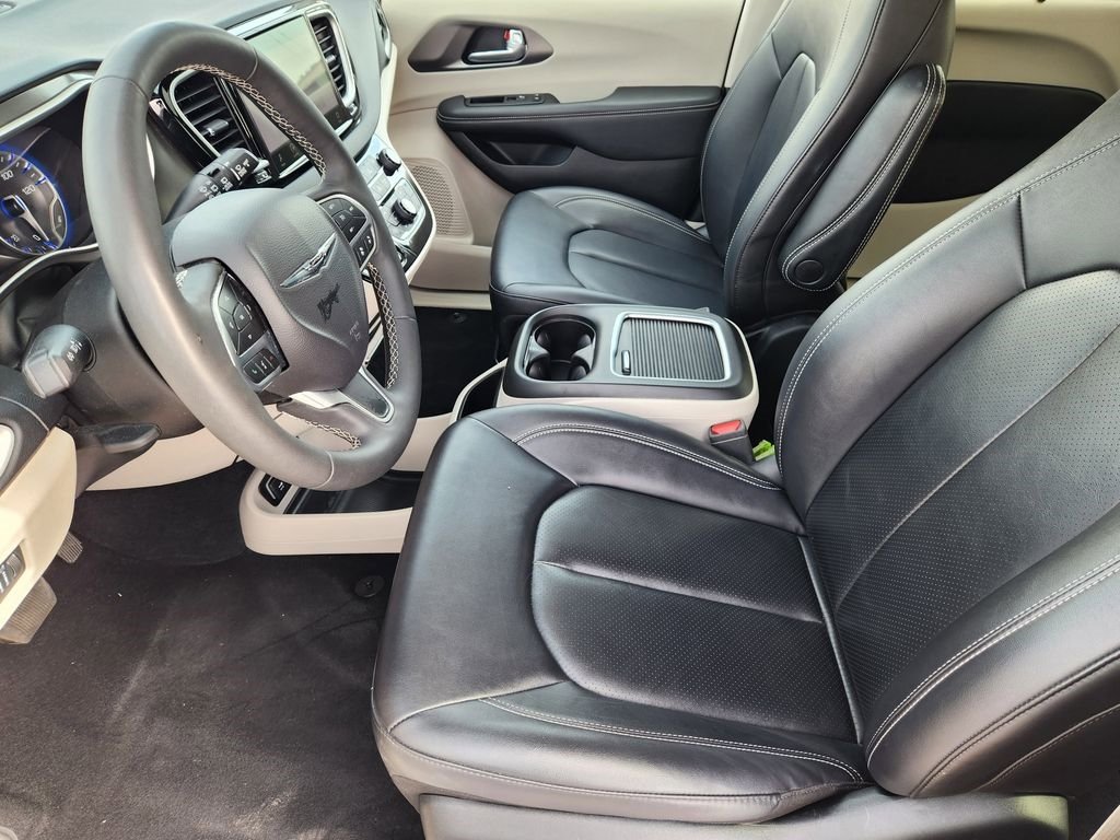 Used 2024 Chrysler Pacifica Touring-L image 13