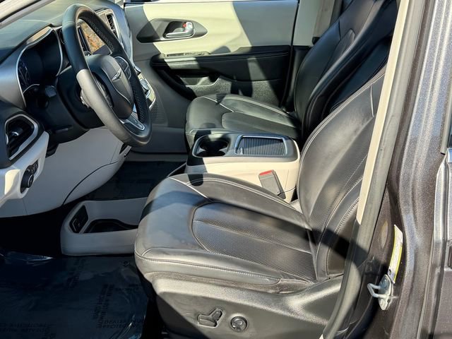 Used 2023 Chrysler Pacifica Touring-L image 20