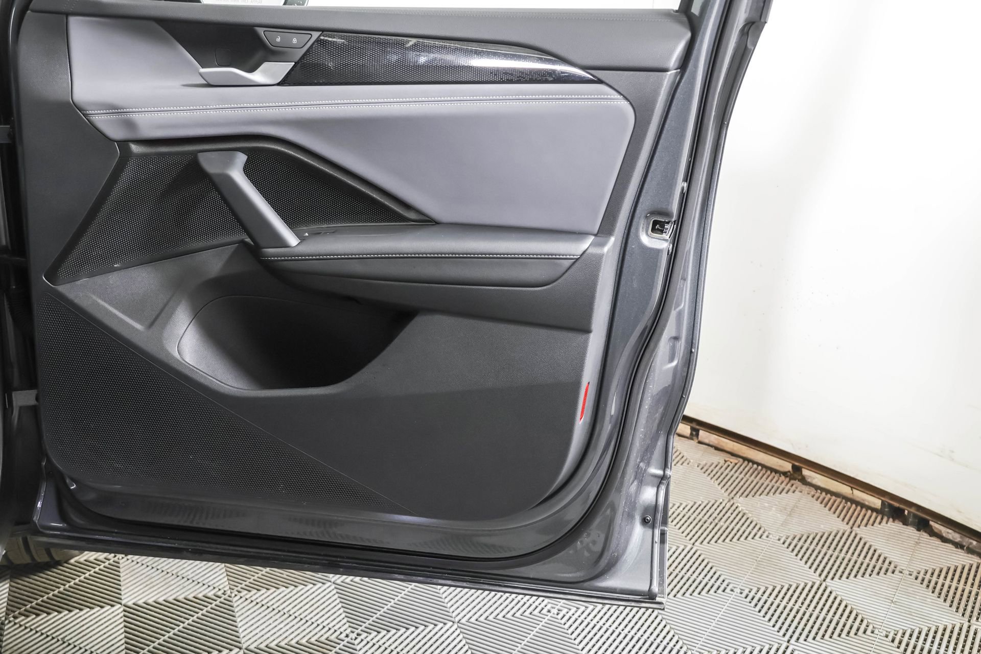 Used 2025 Volkswagen Tiguan SE w/ Panoramic Sunroof Package image 48