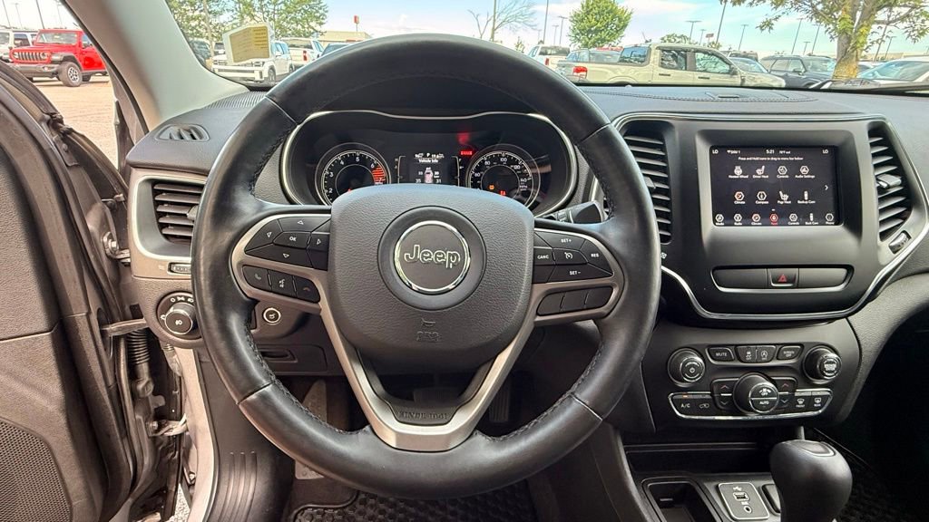 Used 2019 Jeep Cherokee Latitude Plus w/ Comfort/Convenience Group FWD image 12