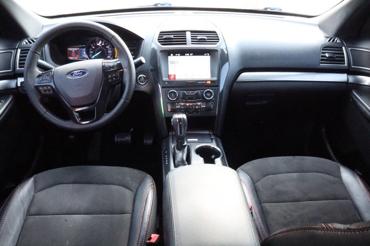 Used 2018 Ford Explorer XLT w/ Equipment Group 202A image 10