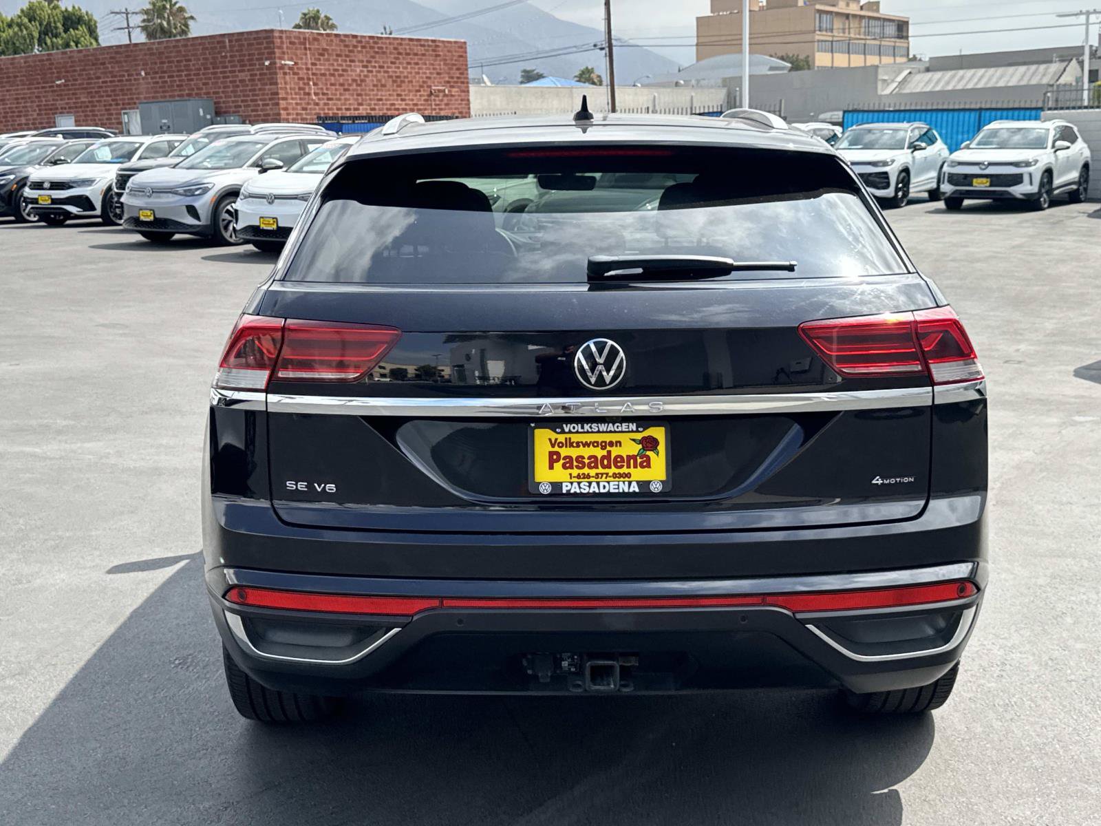 Certified 2023 Volkswagen Atlas Cross Sport SE w/ Panoramic Sunroof Package AWD/4WD image 4