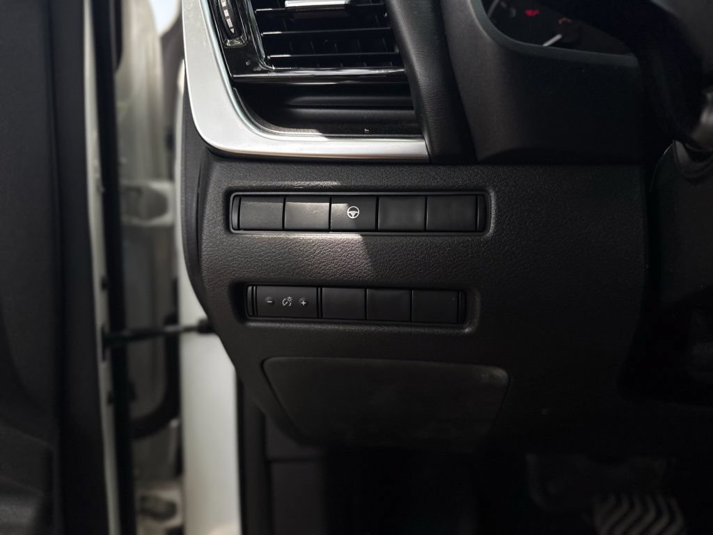 Used 2022 Nissan Rogue SV FWD image 16