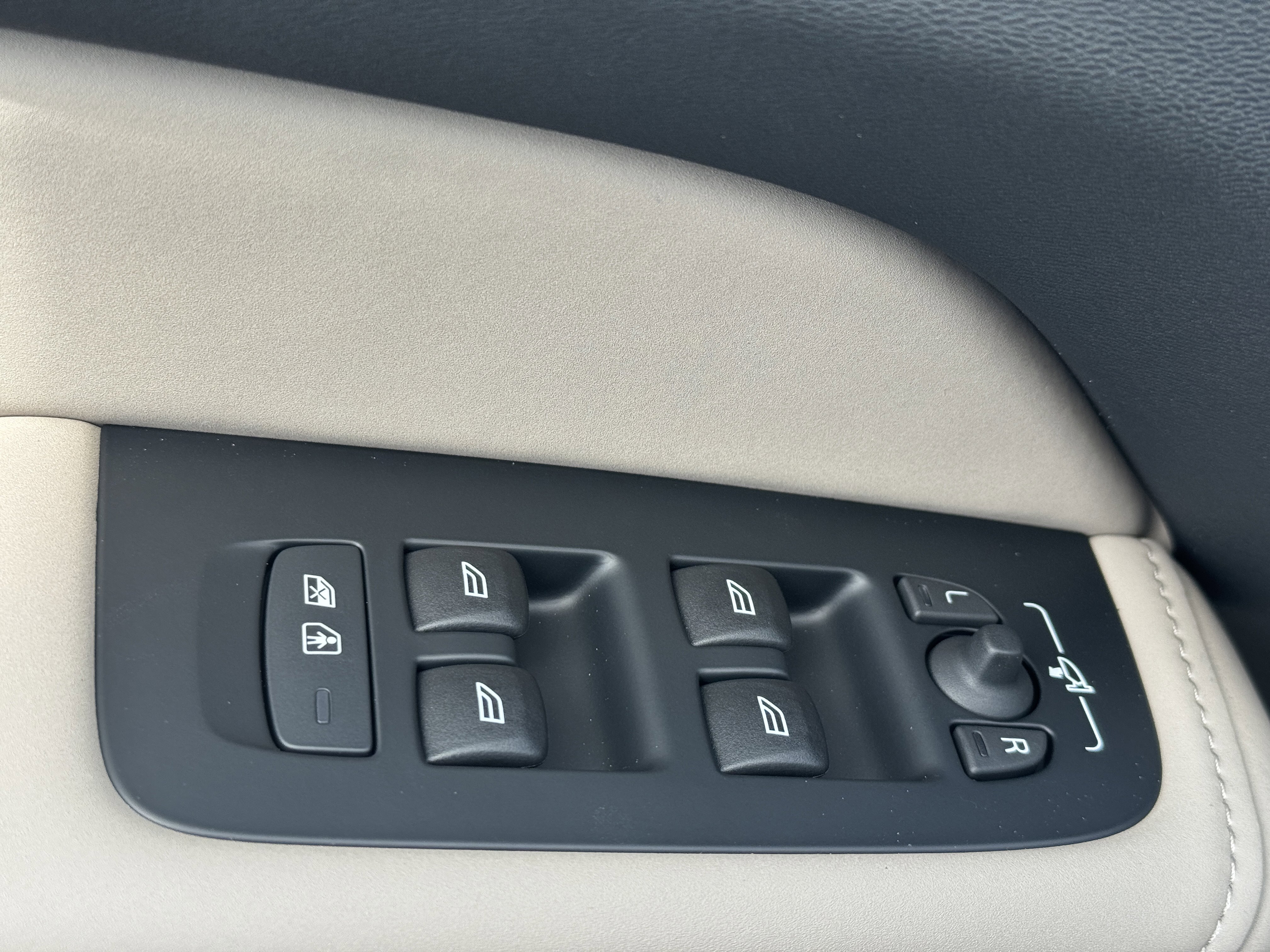 New 2026 Volvo XC60 B5 Core w/ Protection Package image 18