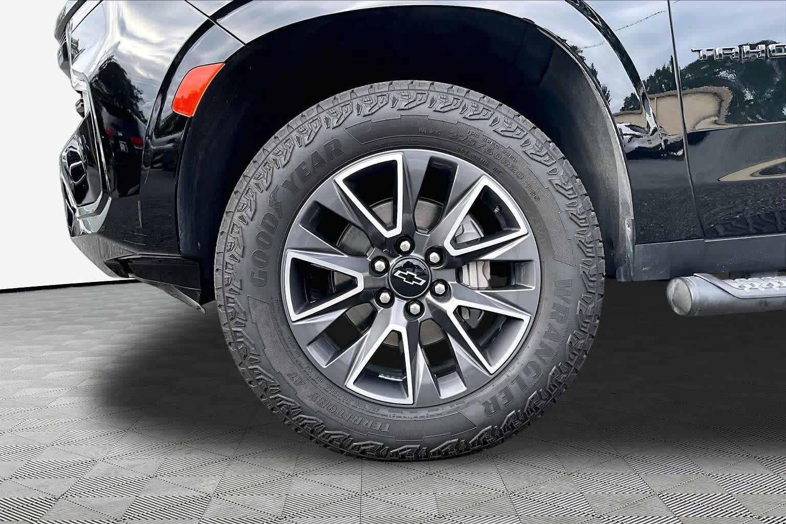 Used 2023 Chevrolet Tahoe Z71 w/ Luxury Package AWD/4WD image 21