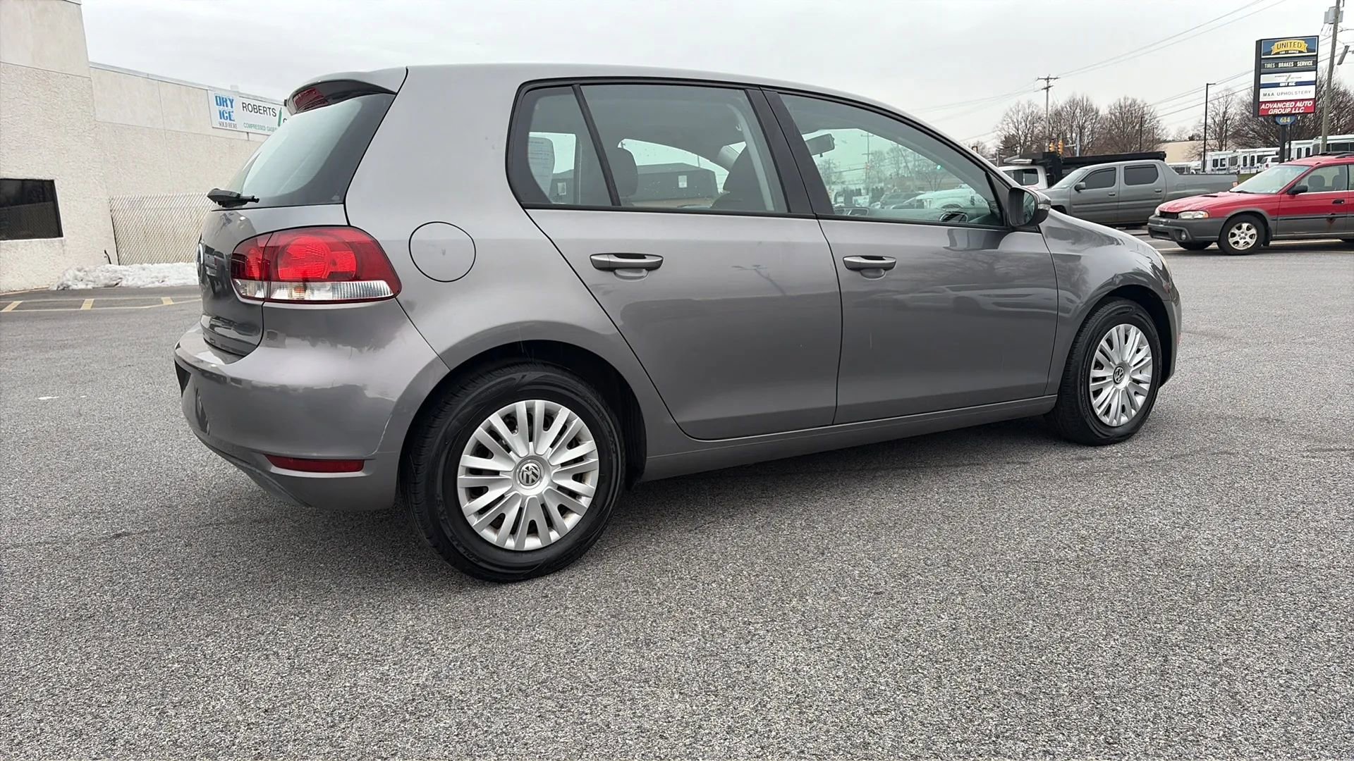 Used 2010 Volkswagen Golf 4-Door image 6