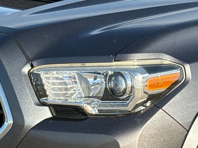 Used 2018 Toyota Tacoma TRD Sport w/ Technology Package image 4