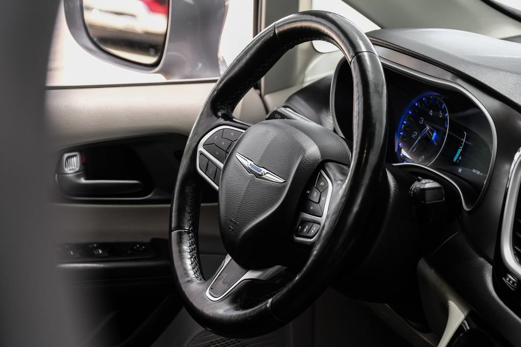 Used 2021 Chrysler Pacifica Touring-L FWD image 11