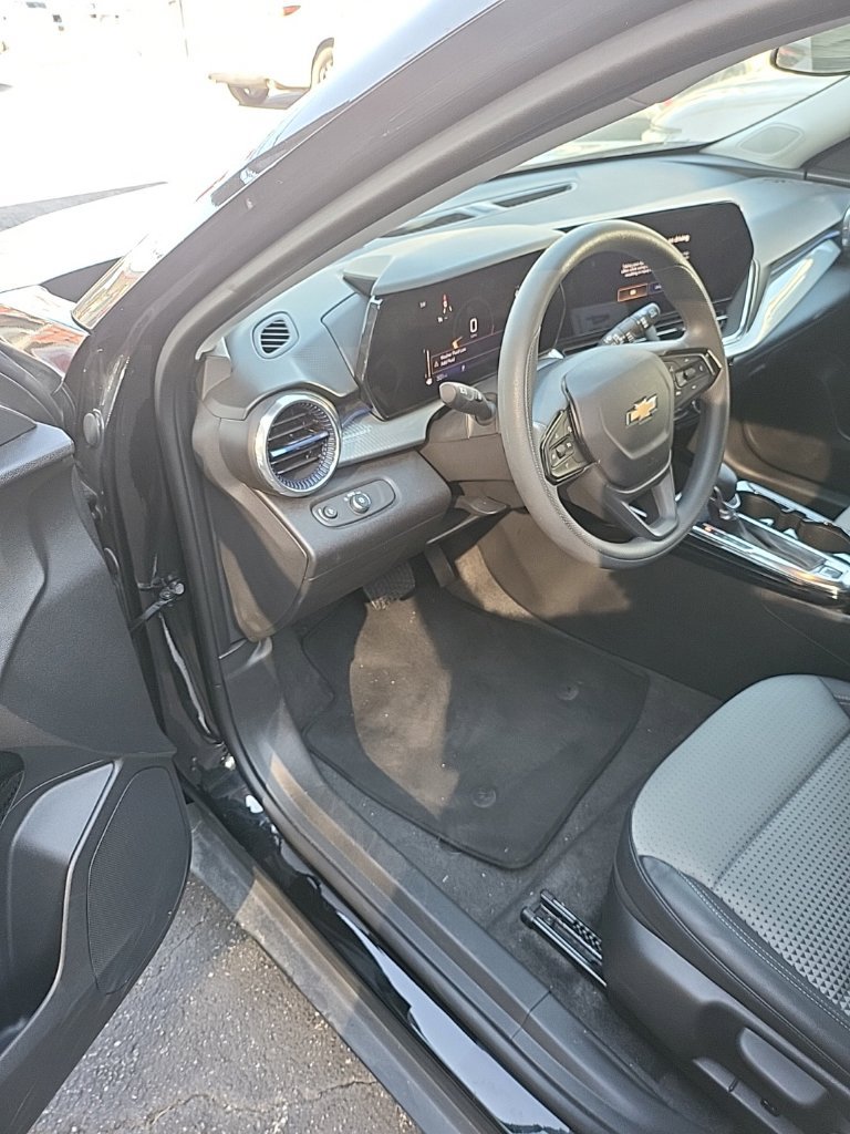 Used 2026 Chevrolet Trax LT FWD image 2
