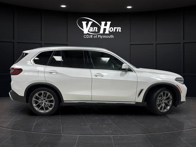 Used 2022 BMW X5 xDrive40i w/ Premium Package image 2