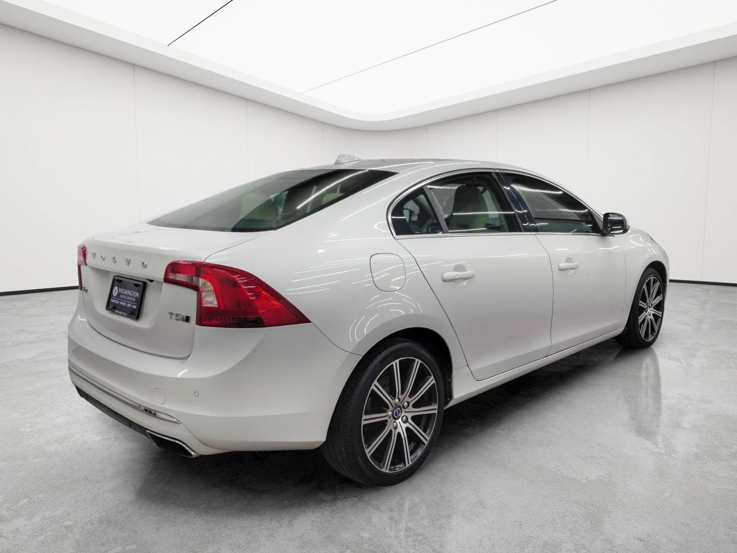 Used 2017 Volvo S60 T5 Inscription Platinum w/ Climate Package AWD/4WD image 3