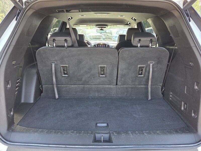 Used 2023 Chevrolet Traverse RS FWD image 12