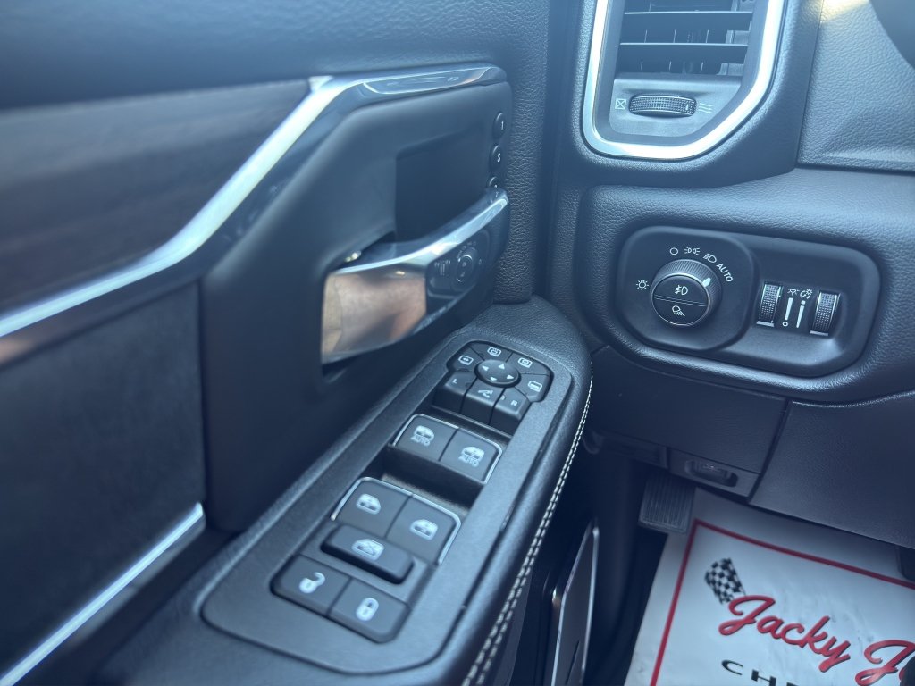 New 2026 RAM 2500 Laramie AWD/4WD image 18