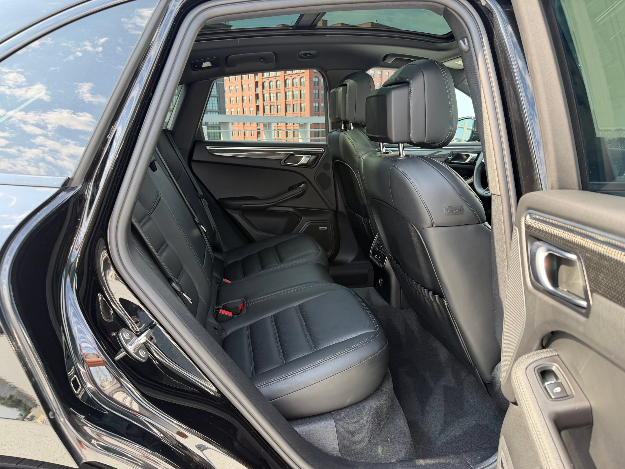 Certified 2024 Porsche Macan S AWD/4WD image 23
