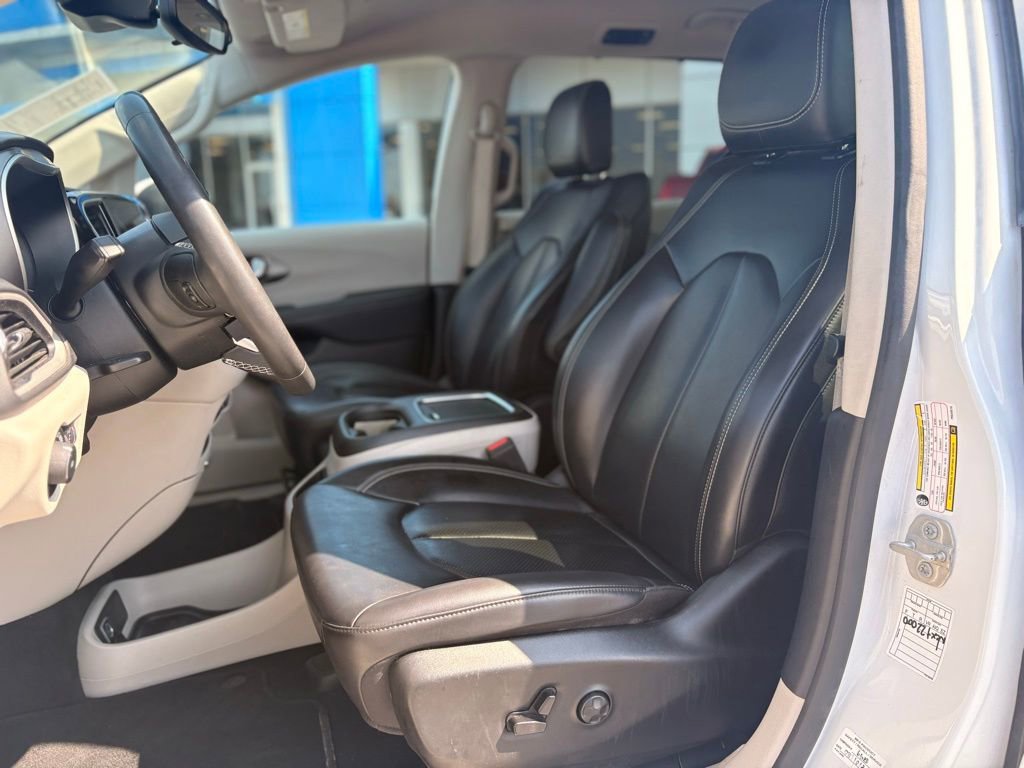 Used 2023 Chrysler Pacifica Touring-L FWD image 16