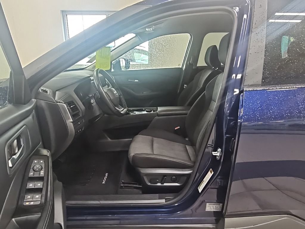 Used 2025 Nissan Rogue SV image 9