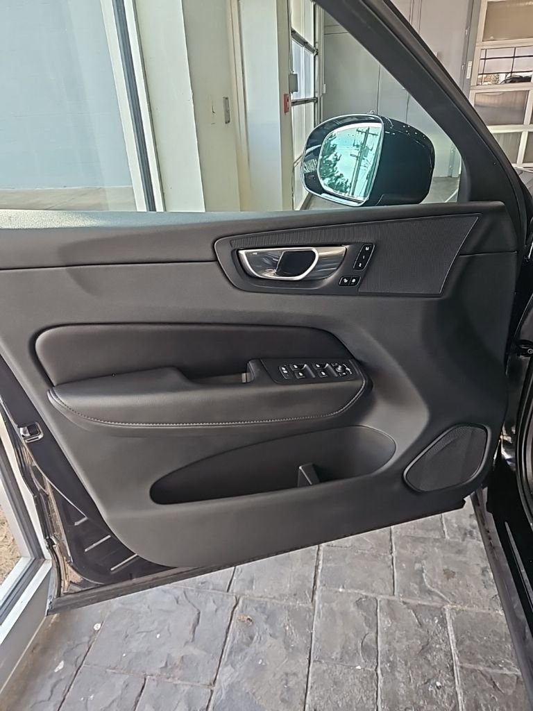 Used 2023 Volvo XC60 B5 Plus FWD image 25