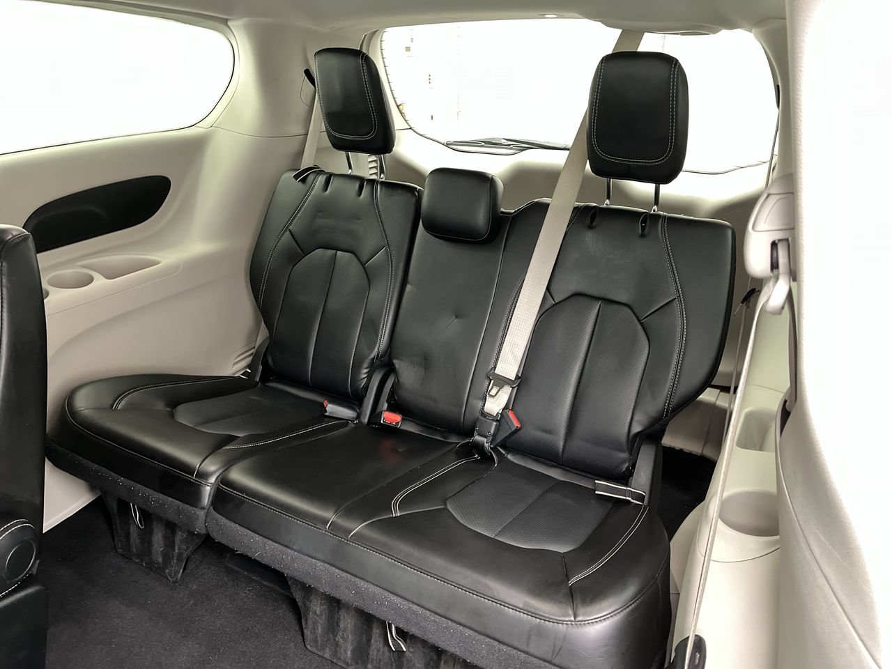 Used 2024 Chrysler Pacifica Touring-L FWD image 13