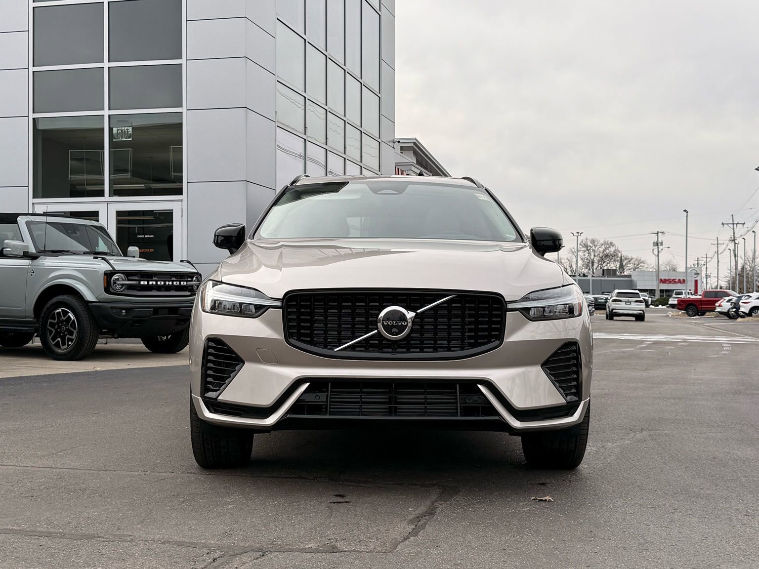 Used 2025 Volvo XC60 T8 Plus w/ Protection Package Premier image 6