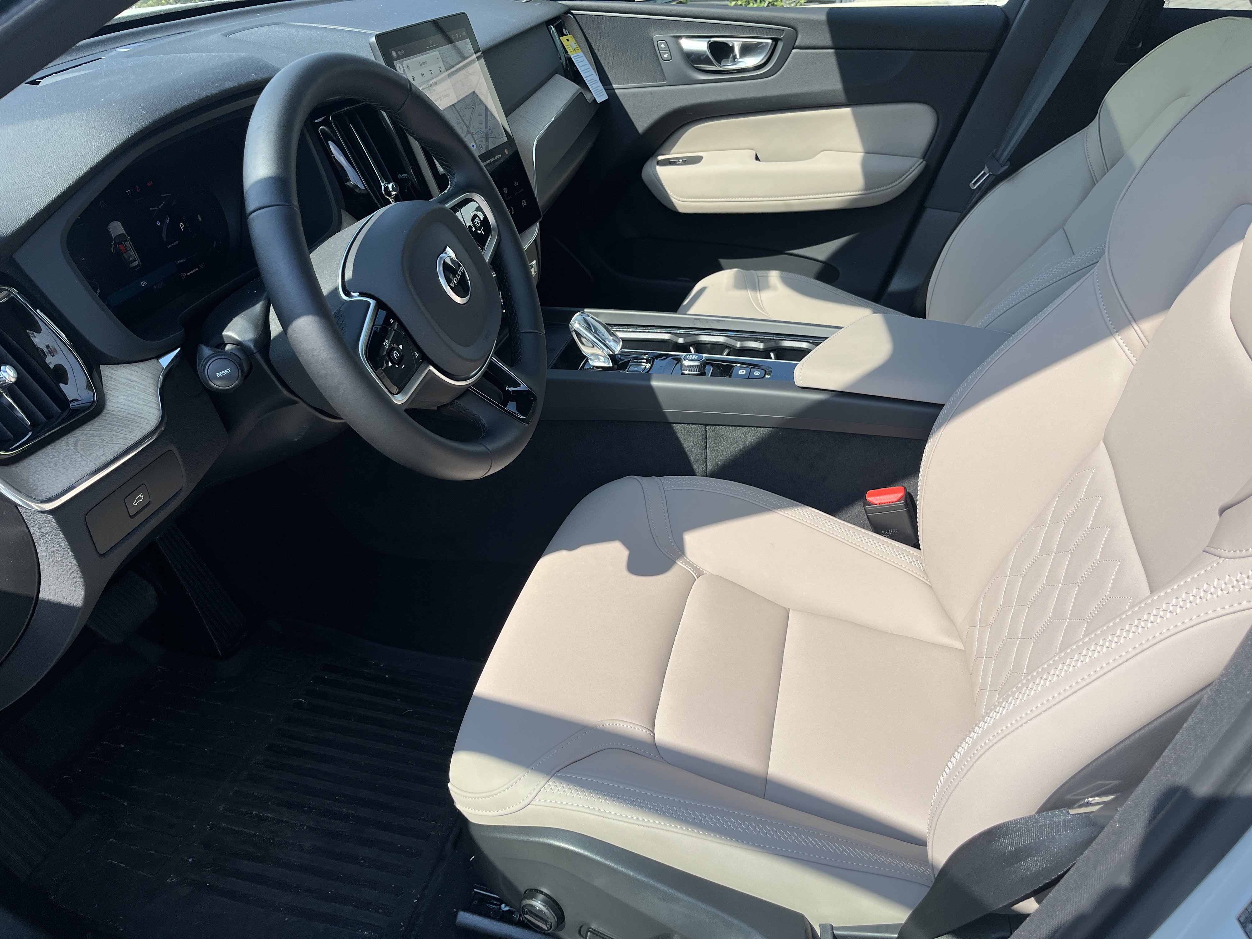 New 2026 Volvo XC60 B5 Plus w/ Protection Package Premier image 20