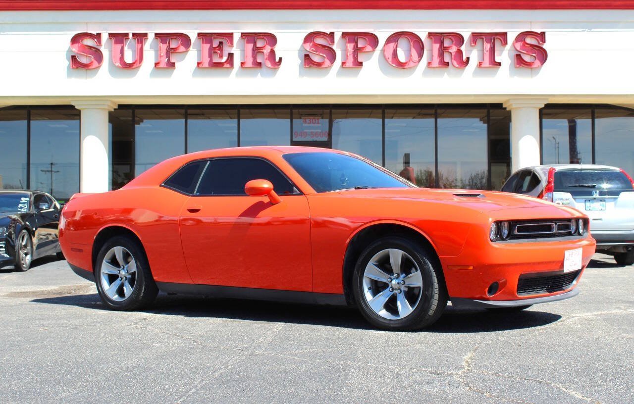 Used 2019 Dodge Challenger SXT RWD image 1