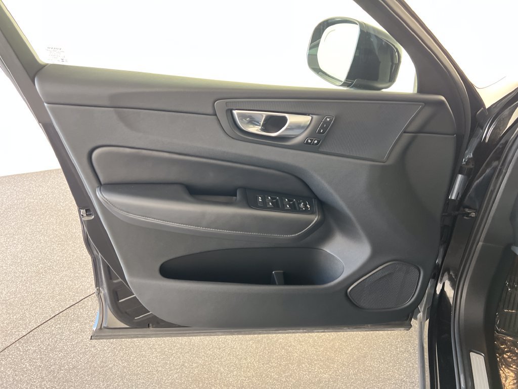 Used 2023 Volvo XC60 B5 Plus AWD/4WD image 13