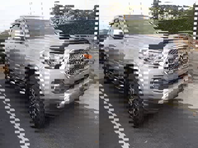 Used 2016 Toyota Tacoma TRD Sport image 3