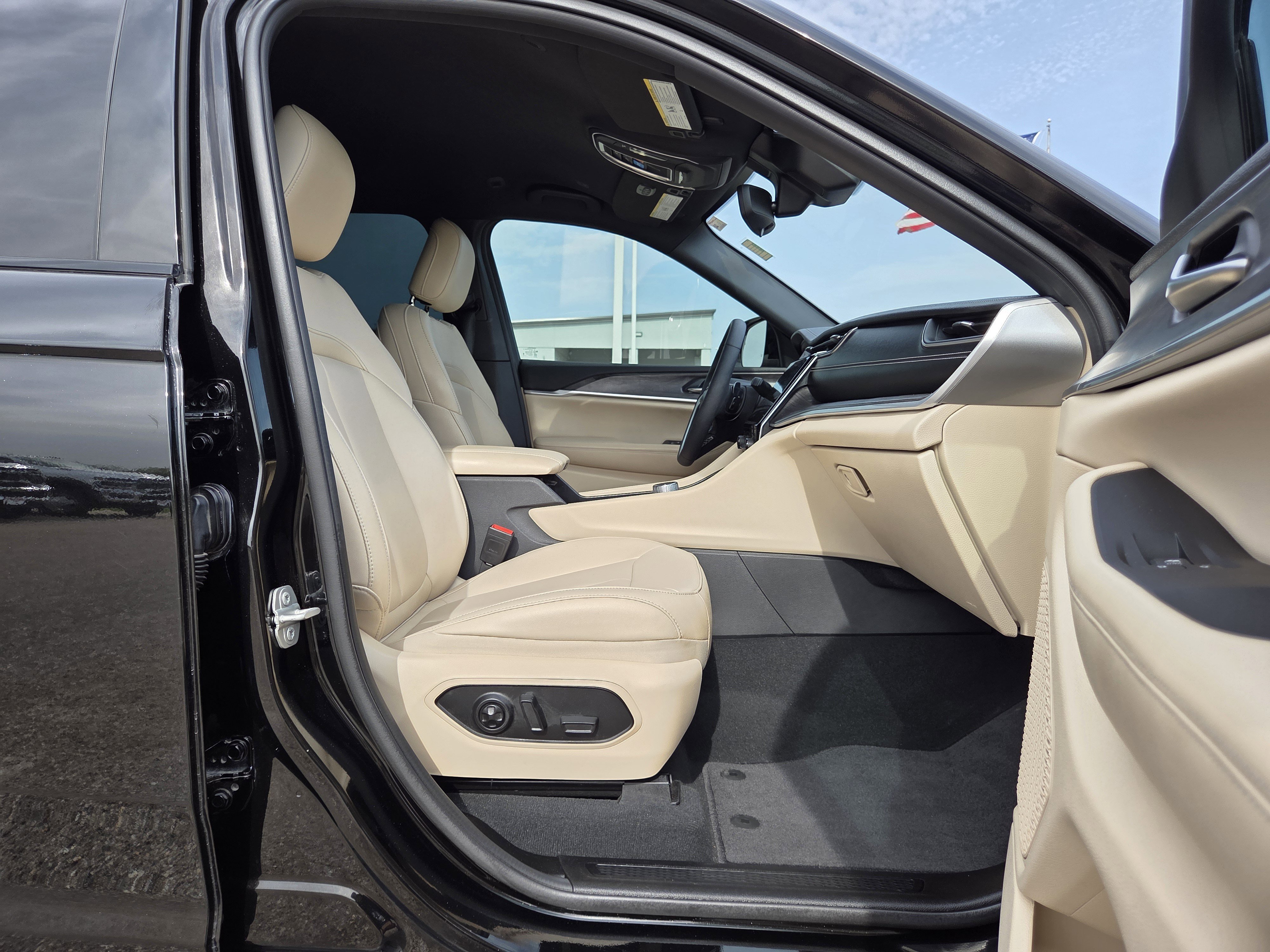 Used 2024 Jeep Grand Cherokee L Limited w/ Black Appearance Package image 19