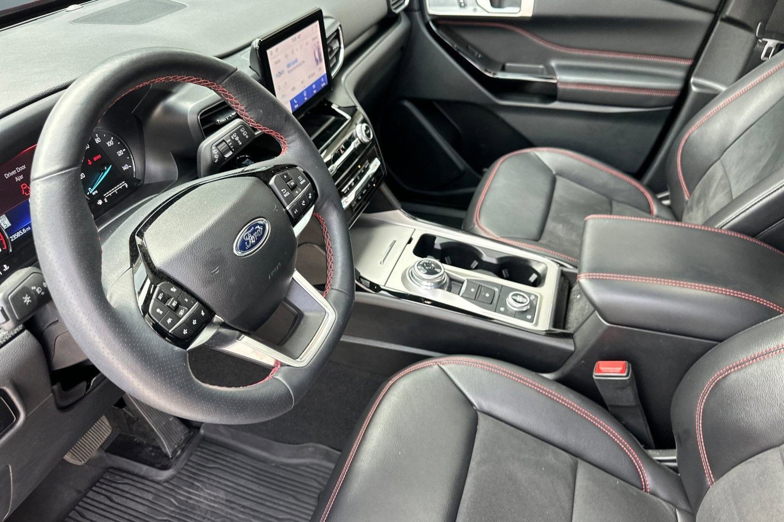 Used 2023 Ford Explorer ST-Line w/ Class IV Trailer Tow Package image 4