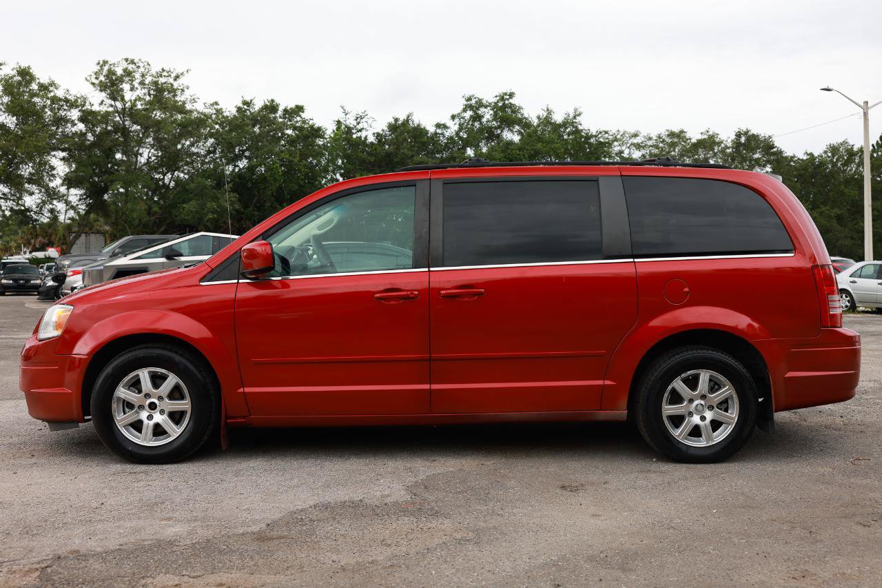 Used 2008 Chrysler Town & Country Touring w/ Entertainment Group #2 FWD image 3