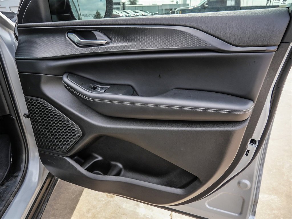 Used 2025 Jeep Grand Cherokee Laredo w/ Luxury Tech Group I image 16