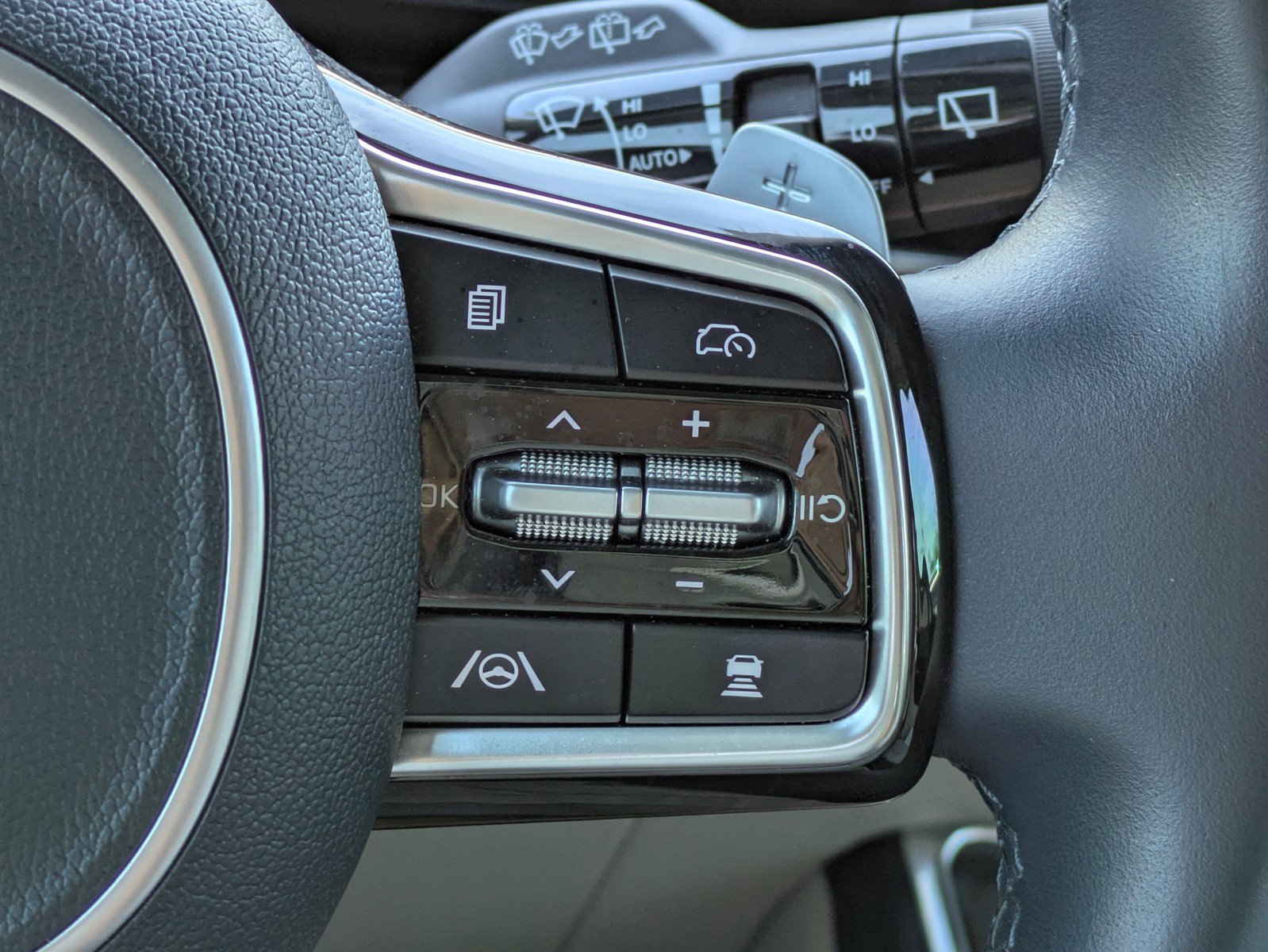 Certified 2025 Kia Carnival SX FWD image 23