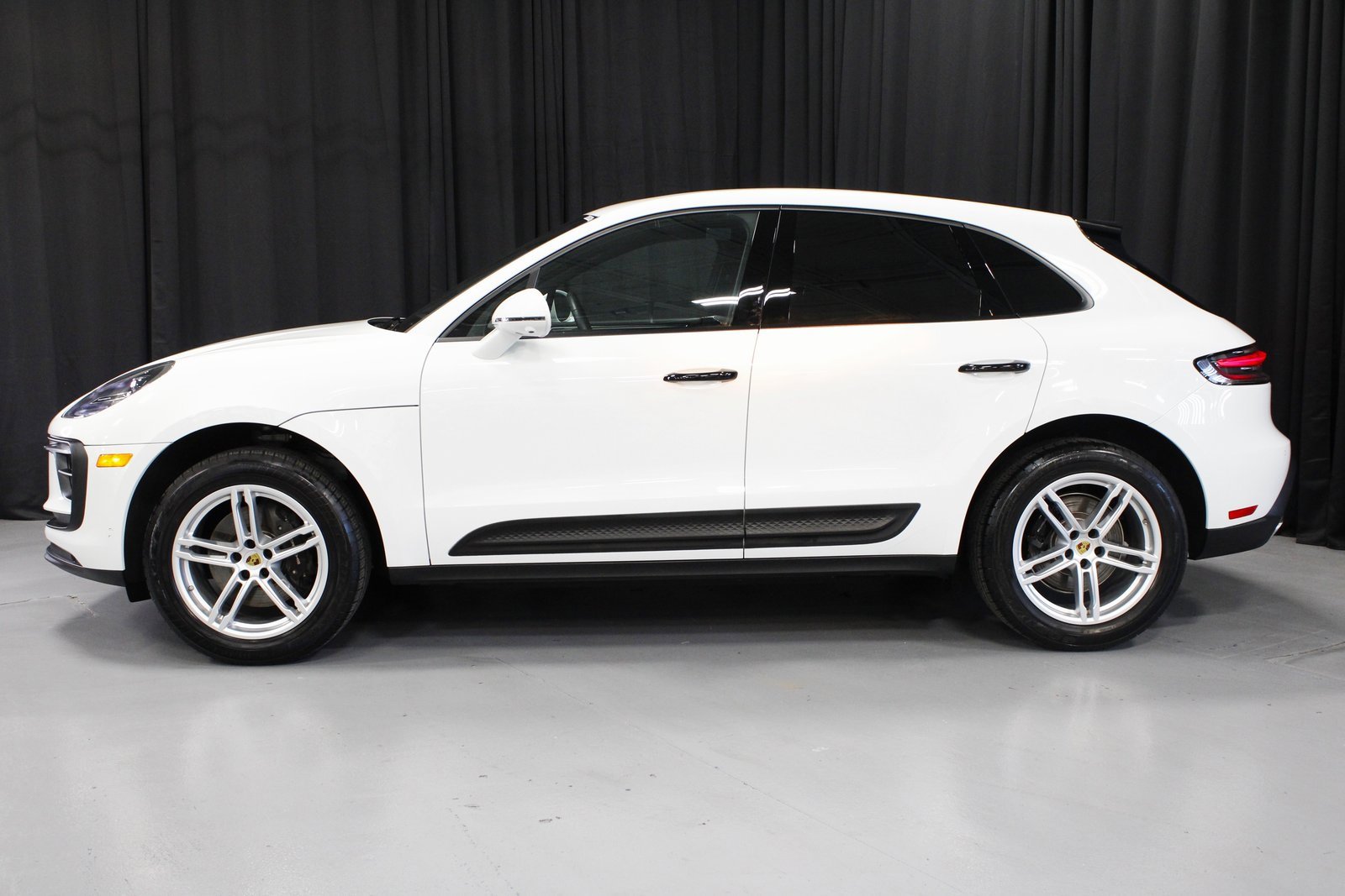 Certified 2025 Porsche Macan image 2