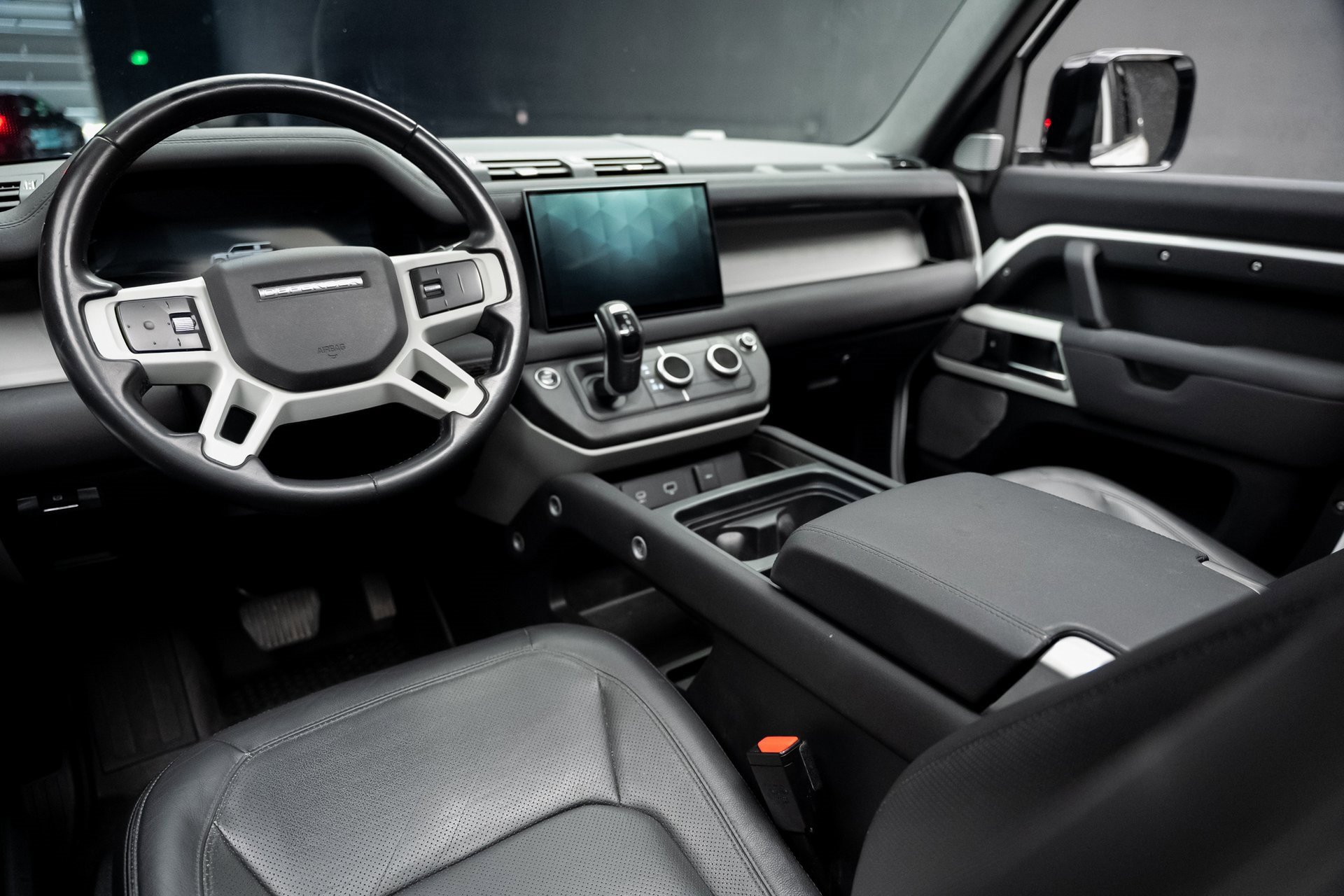 Used 2023 Land Rover Defender 130 SE image 2