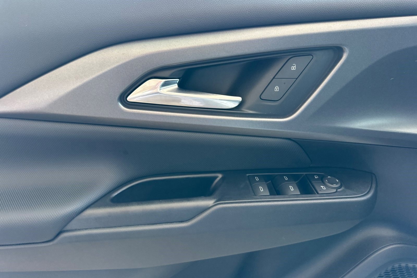 Used 2025 Chevrolet Equinox EV LT image 11