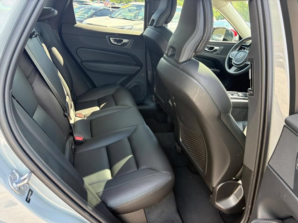 Used 2024 Volvo XC60 B5 Core AWD/4WD image 17
