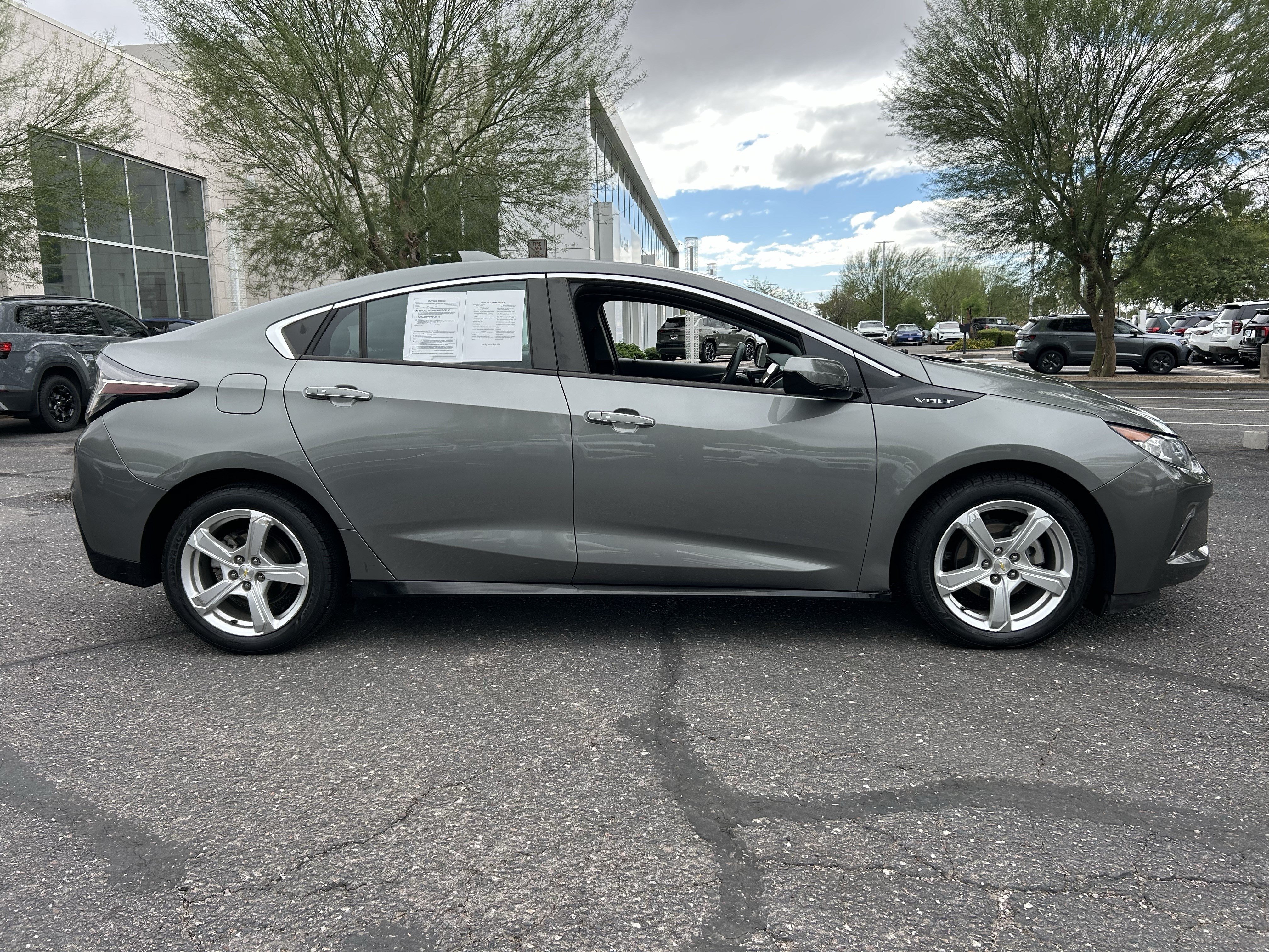 Used 2017 Chevrolet Volt LT w/ Comfort Package FWD image 5