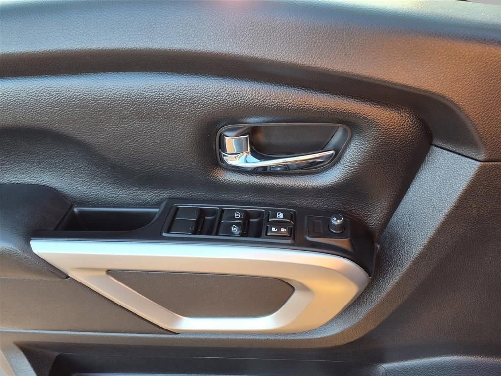 Used 2017 Nissan Titan SV image 16