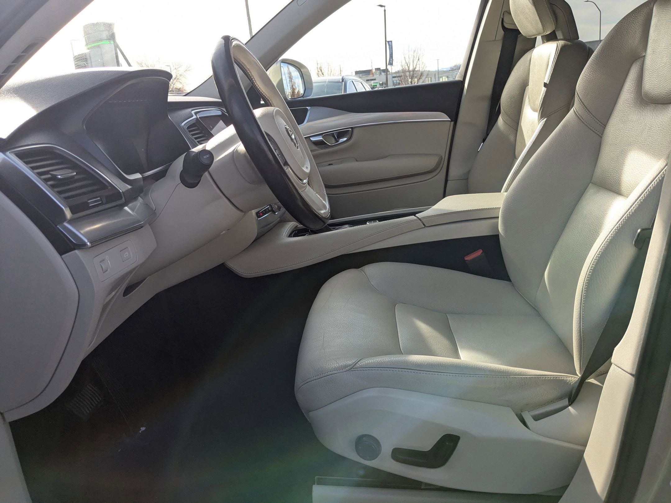 Used 2016 Volvo XC90 T5 Momentum image 25