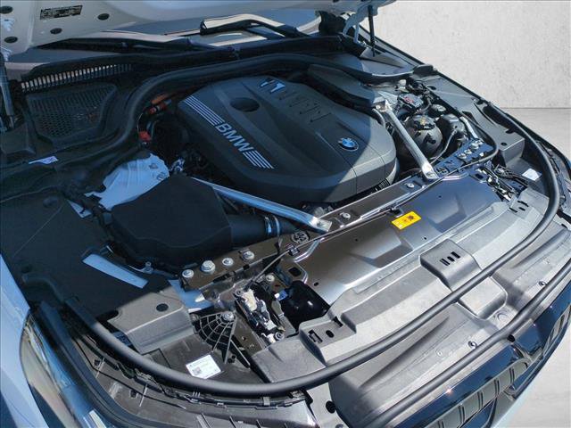 Used 2025 BMW 550e xDrive w/ Premium Package image 25