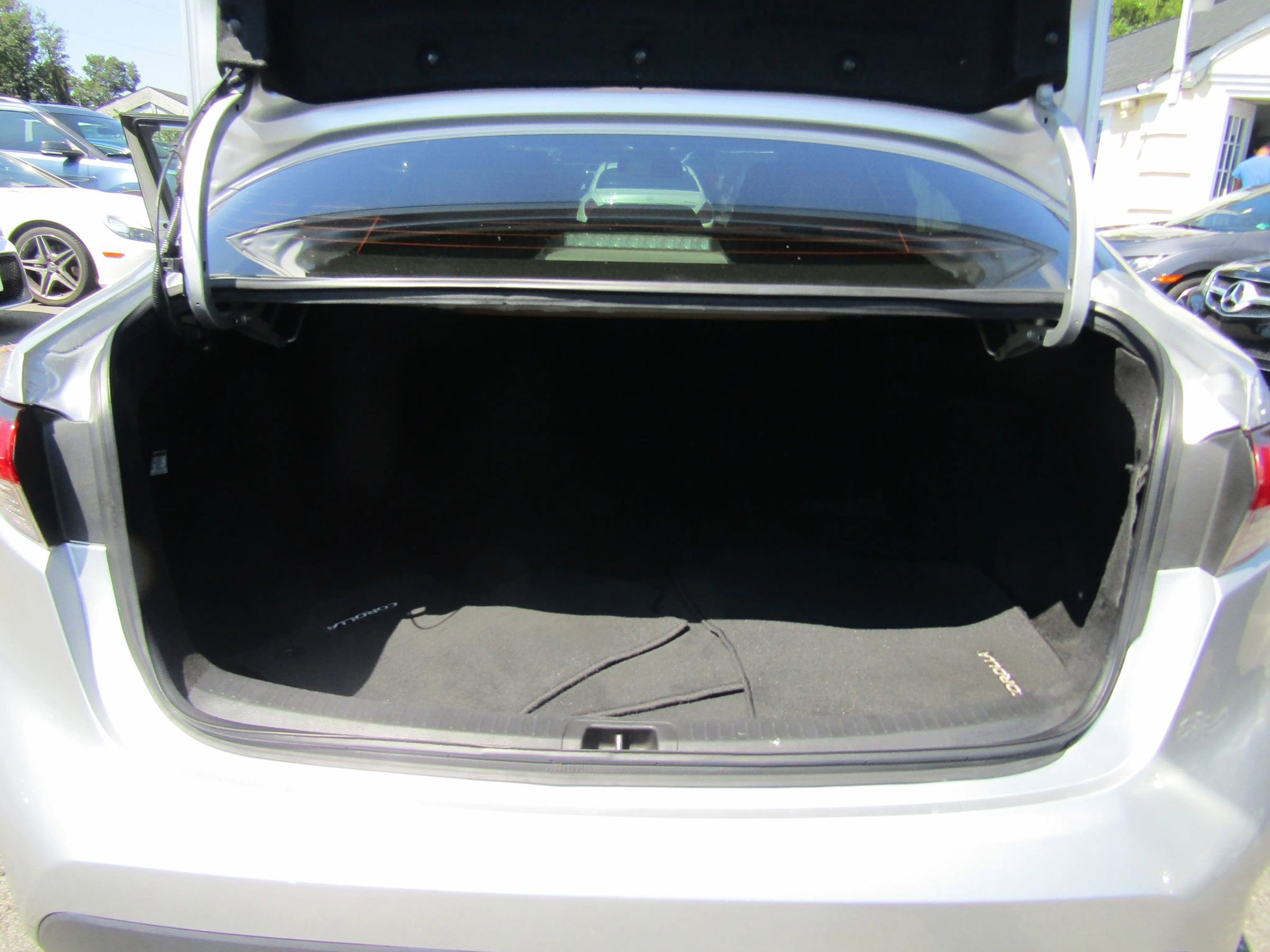 Used 2021 Toyota Corolla LE FWD image 29