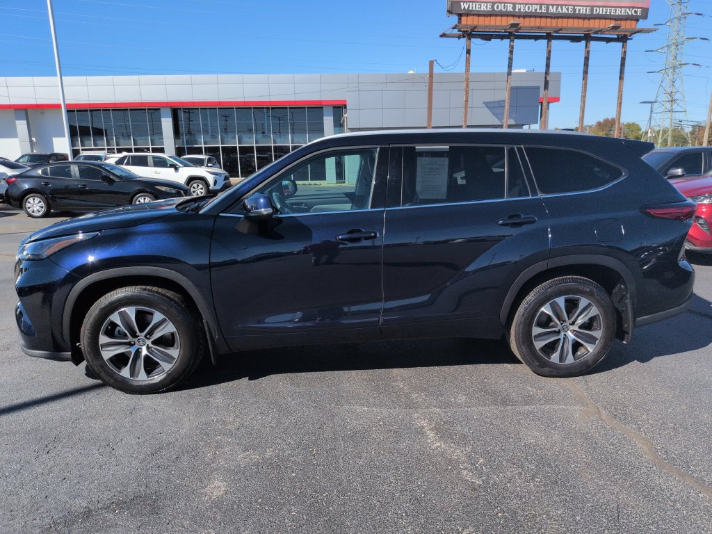 Certified 2022 Toyota Highlander XLE AWD/4WD image 2