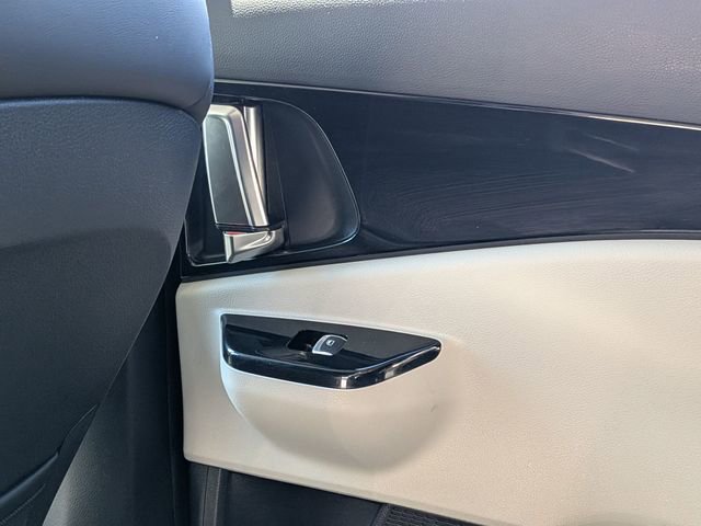 Used 2024 Kia Carnival EX FWD image 23
