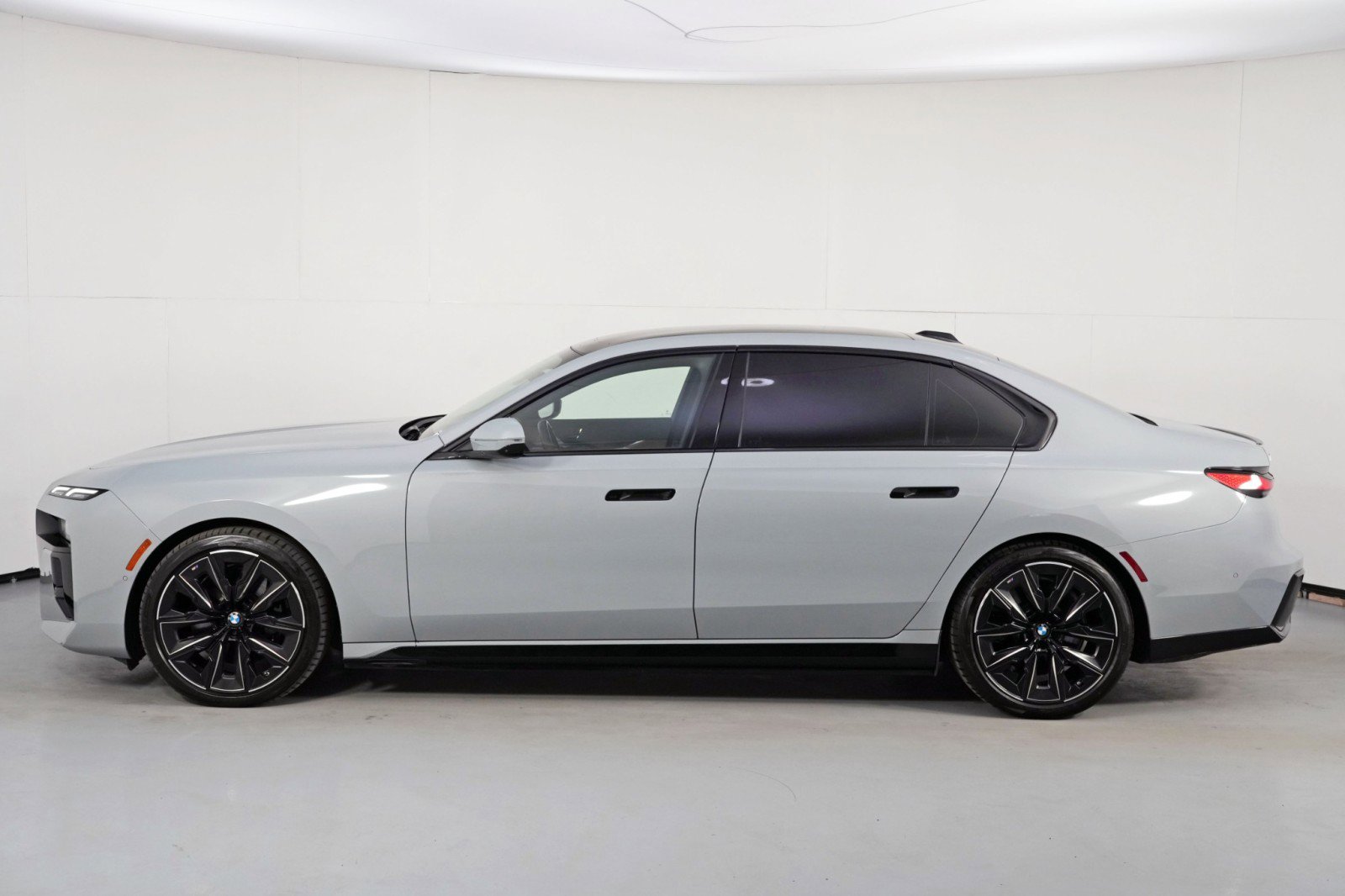 Used 2024 BMW i7 xDrive60 w/ Premium Package image 58